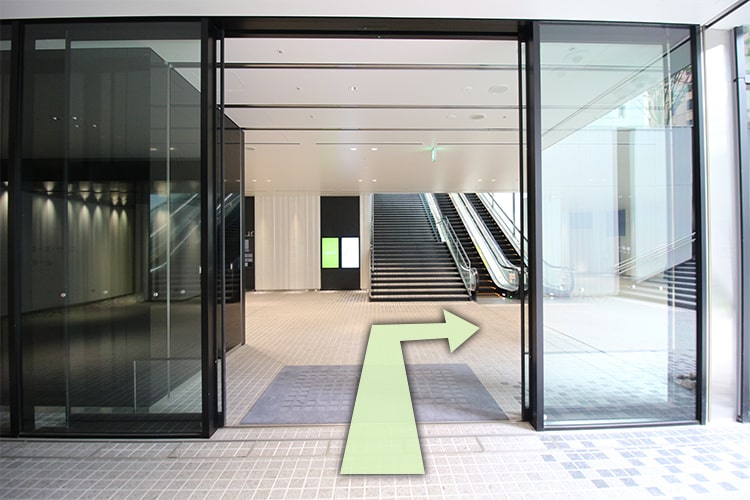 エントランスから入ったら右折します