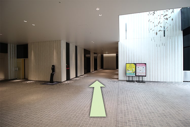 エレベーターで11階まで上がります