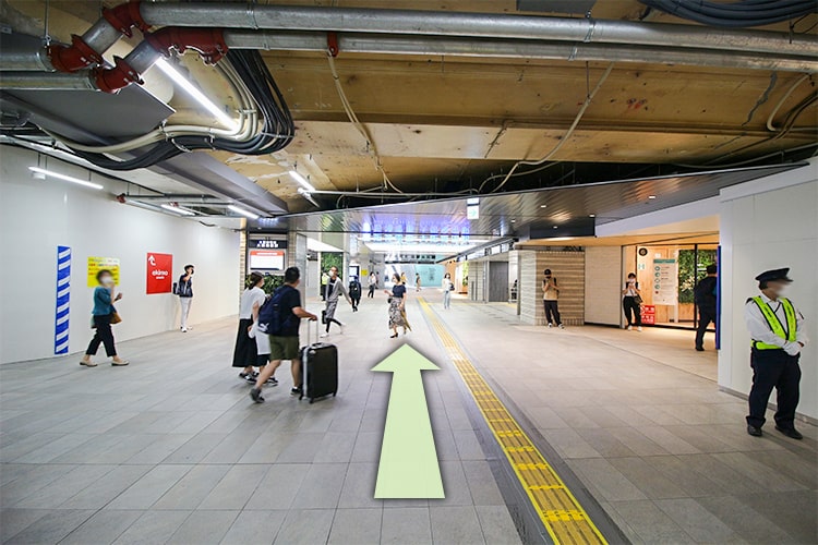右手に阪神百貨店の入り口が見えますがこの通りを直進します