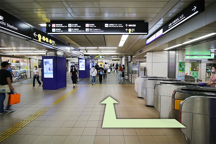 北東改札を出て右折します。