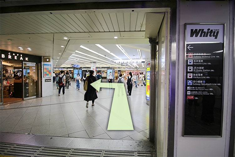 この交差点を左折します。