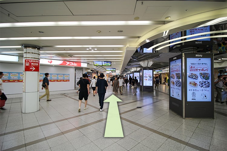 この通りを直進します。