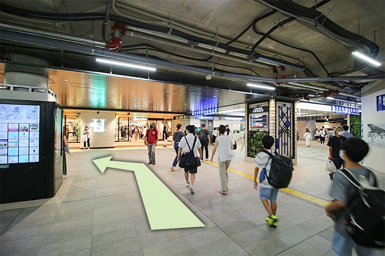 阪神百貨店の入り口を左折します。