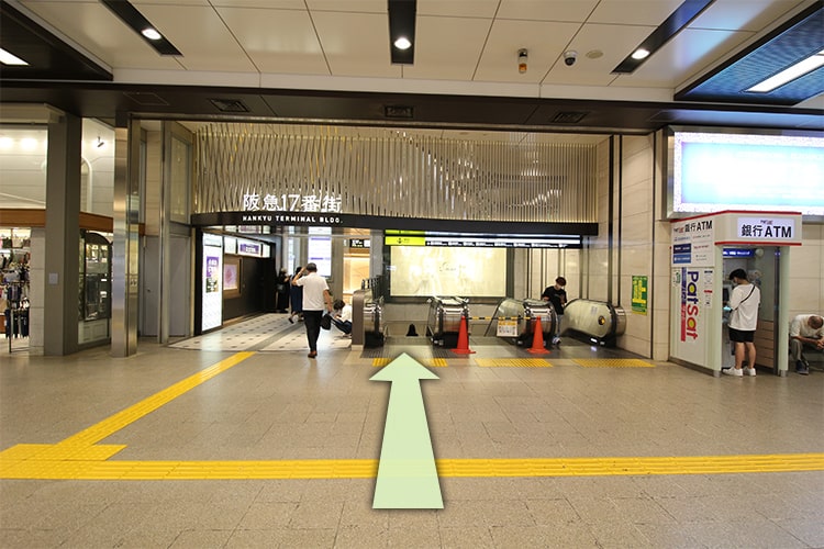 改札を出てエスカレーターで下りて阪急32番街方面に向かいます