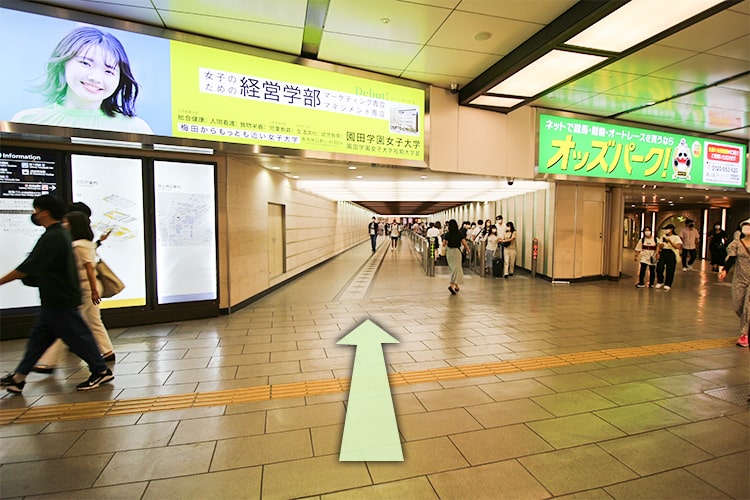 そのまま阪急32番街方面に直進します