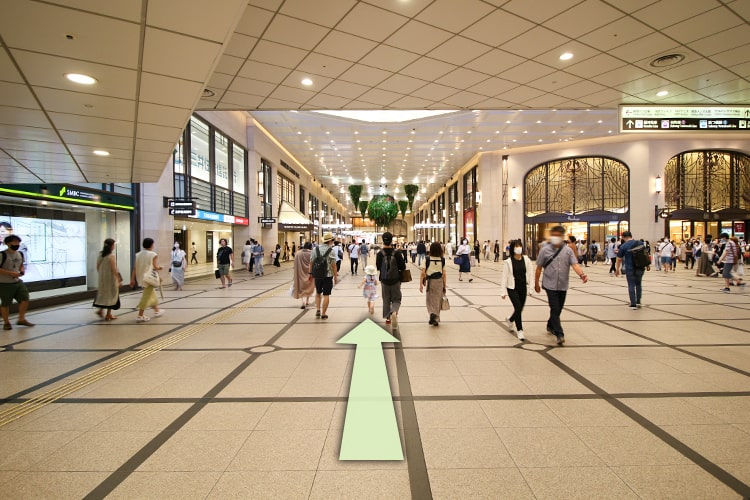阪急32番街を直進します