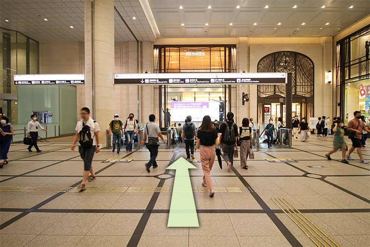 阪急32番街の先のエスカレーターをおります