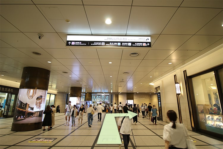 エスカレーターを下りたら直進して右折します