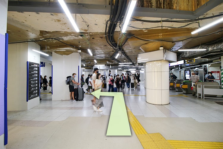 御堂筋線の改札が見えたら左折します