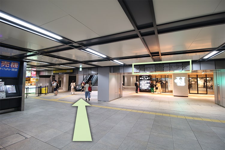 ツインタワーズサウスの看板の先のエスカレーターで上階に上がります