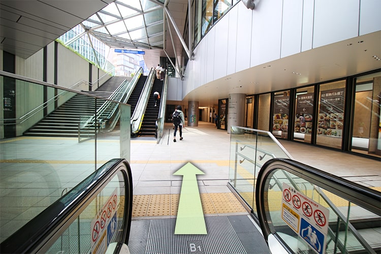エスカレーターを下りてそのまま直進します
