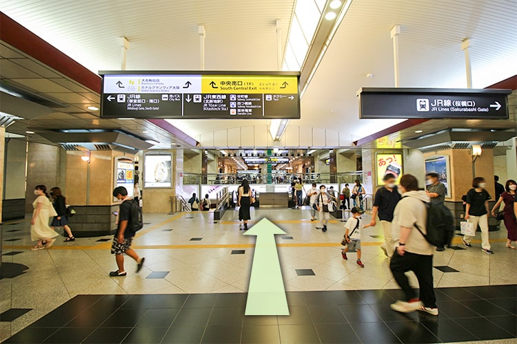 2個のエスカレーターで下ります