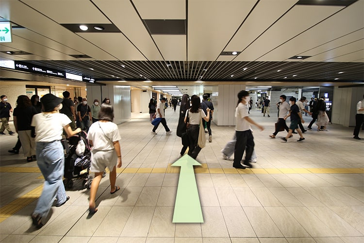 この地下交差点もそのまま直進します