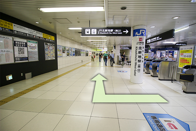 西口改札を出た場合は右折します