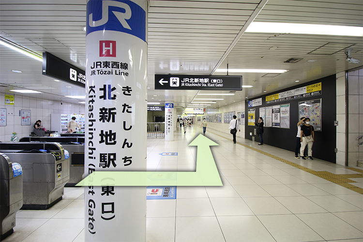 東口改札を出た場合は左折します