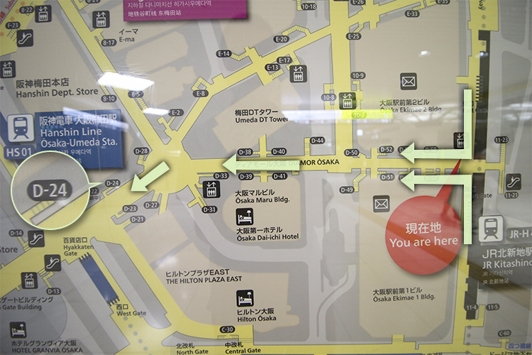 阪神百貨店方面のD-24出口に向かって直進します
