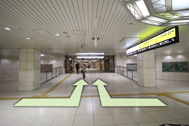 この通りを直進します