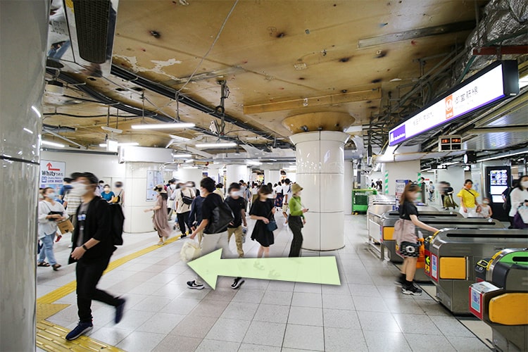 南改札を出て阪神百貨店方面に直進します