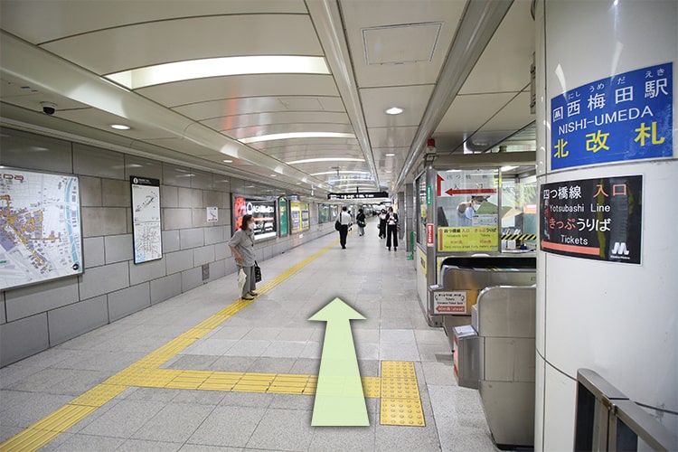 改札の脇道を直進します