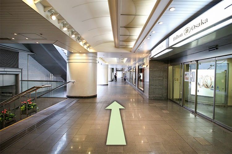この道を直進します