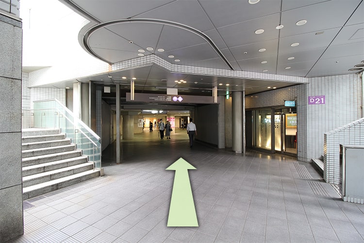道なりに直進します