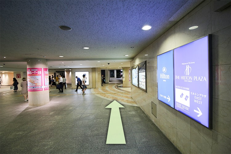 右手にヒルトンの看板がありますがそのまま直進します